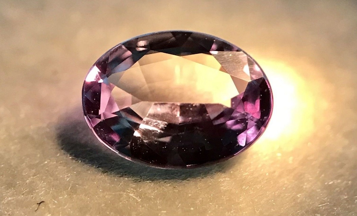 アレキサンドライト　ルース　ブラックライト照射