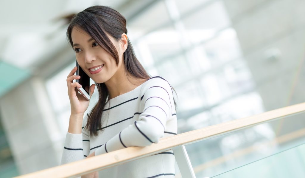 電話する女性