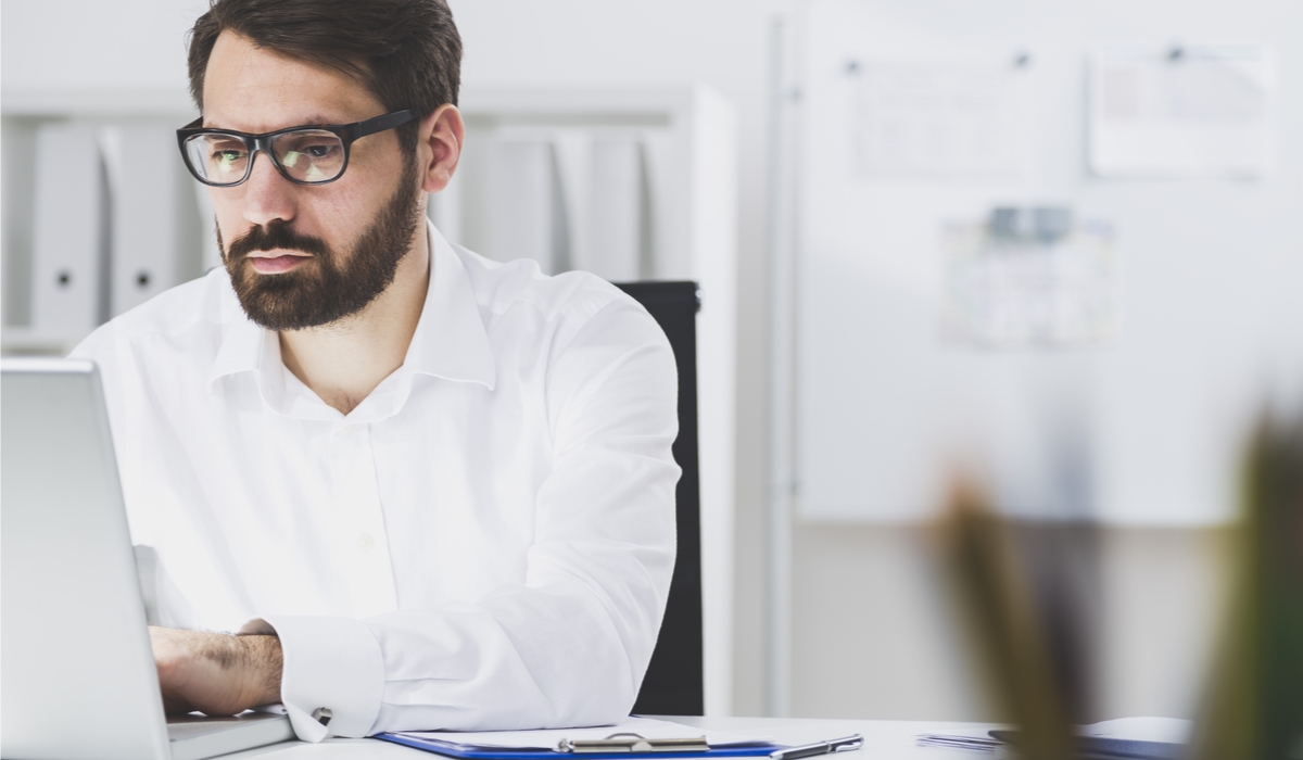 パソコンに向かう男性