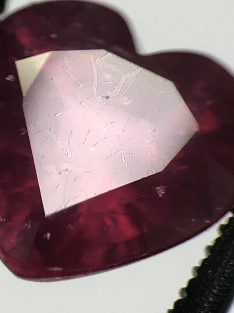 表面にヒビの線が見える鉛ガラス含浸処理ルビー