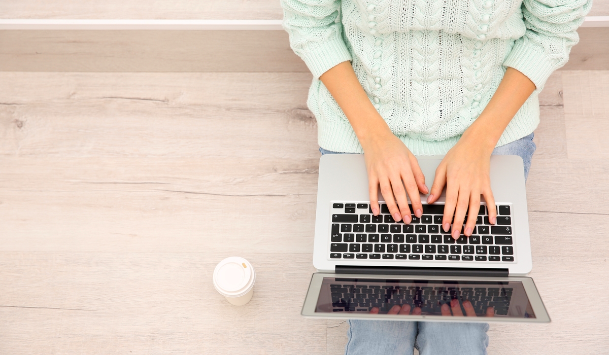 パソコンを使う女性