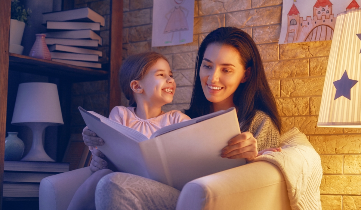絵本を読む親子