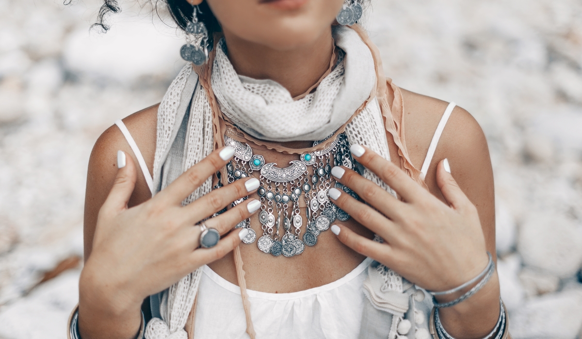 ネックレスをした女性