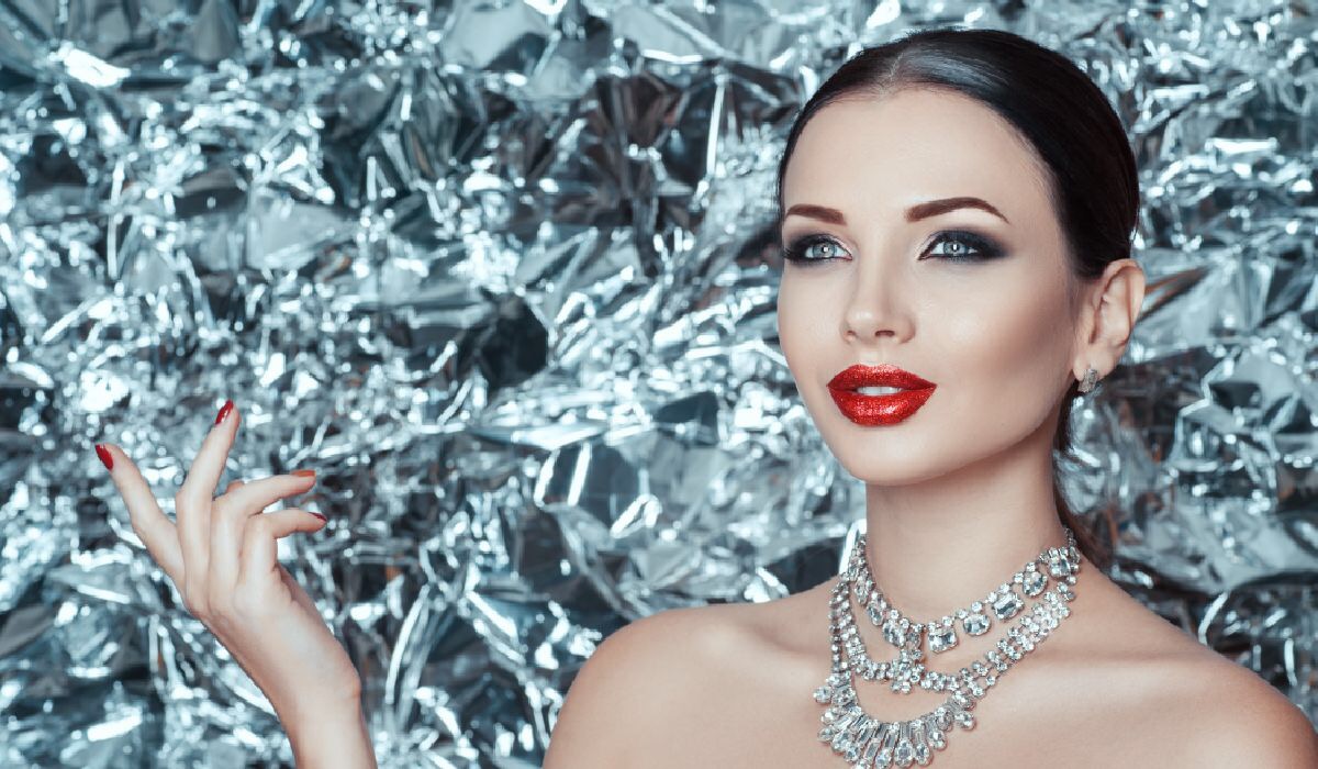 ダイヤモンドネックレスをした女性