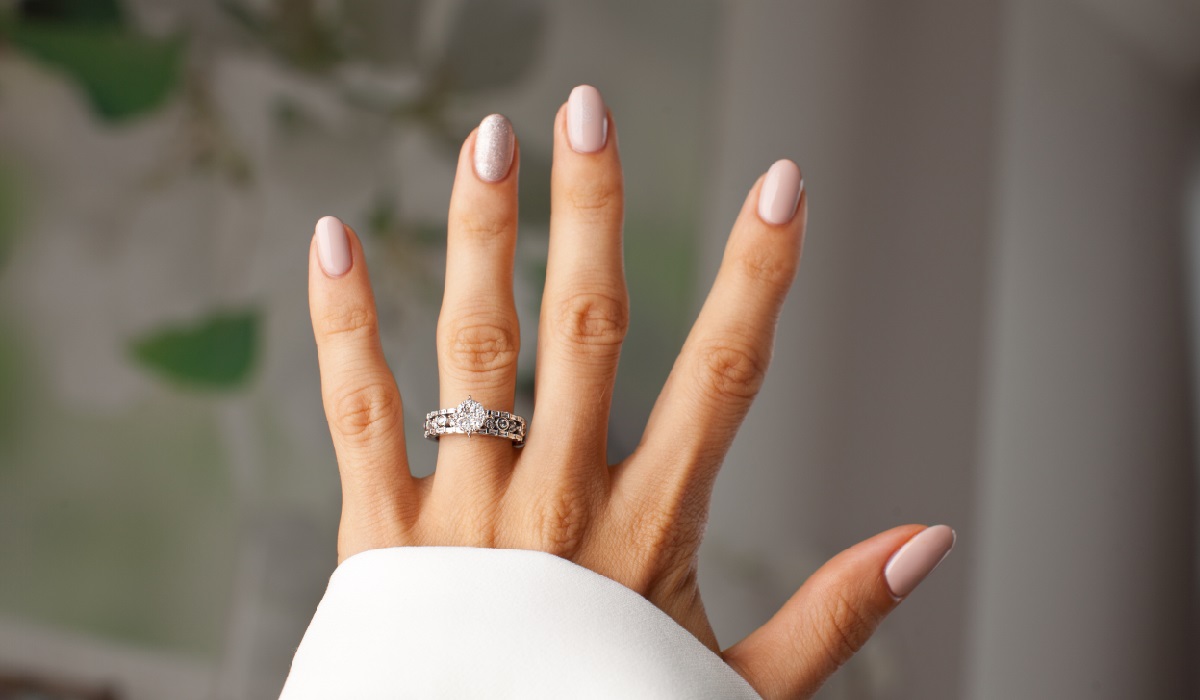 指輪をした手