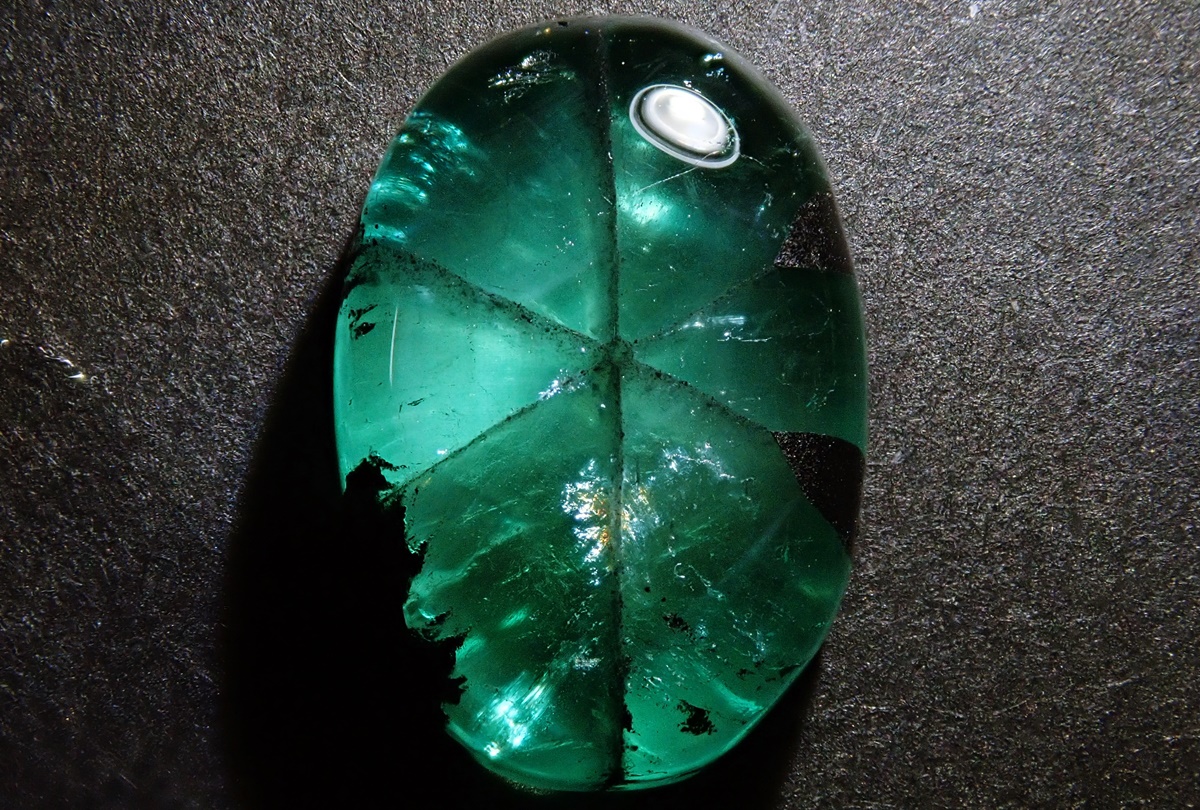 トラピッチェエメラルド　ルース