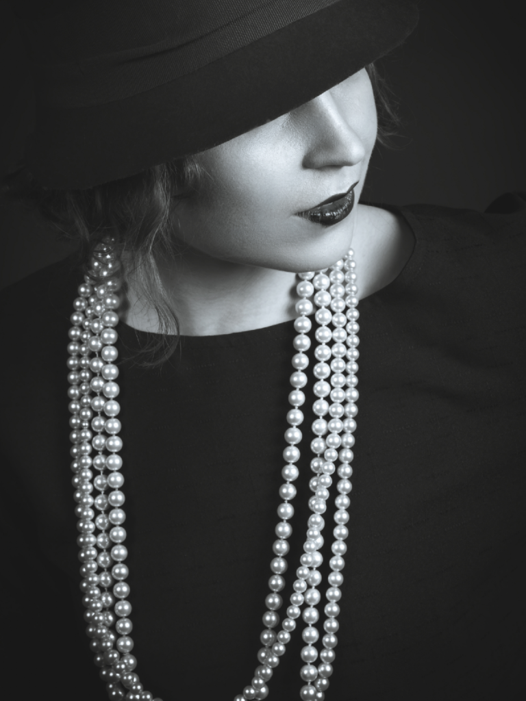 真珠のネックレスをした女性