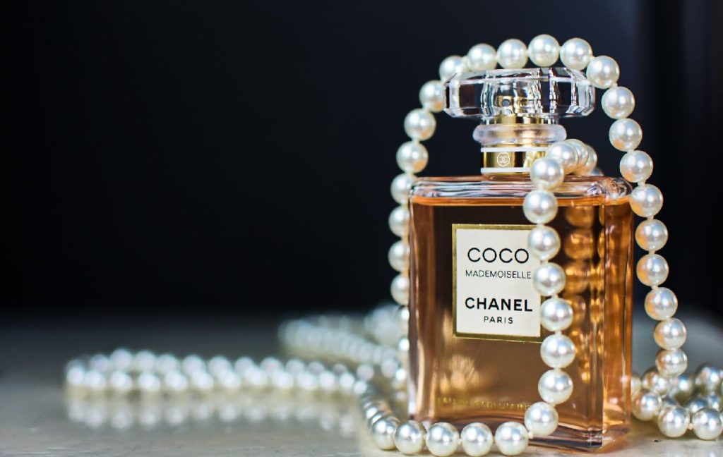 シャネル香水とパールネックレス