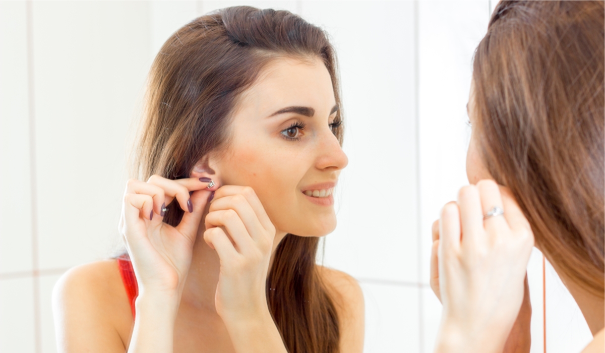 イアリングをつける女性