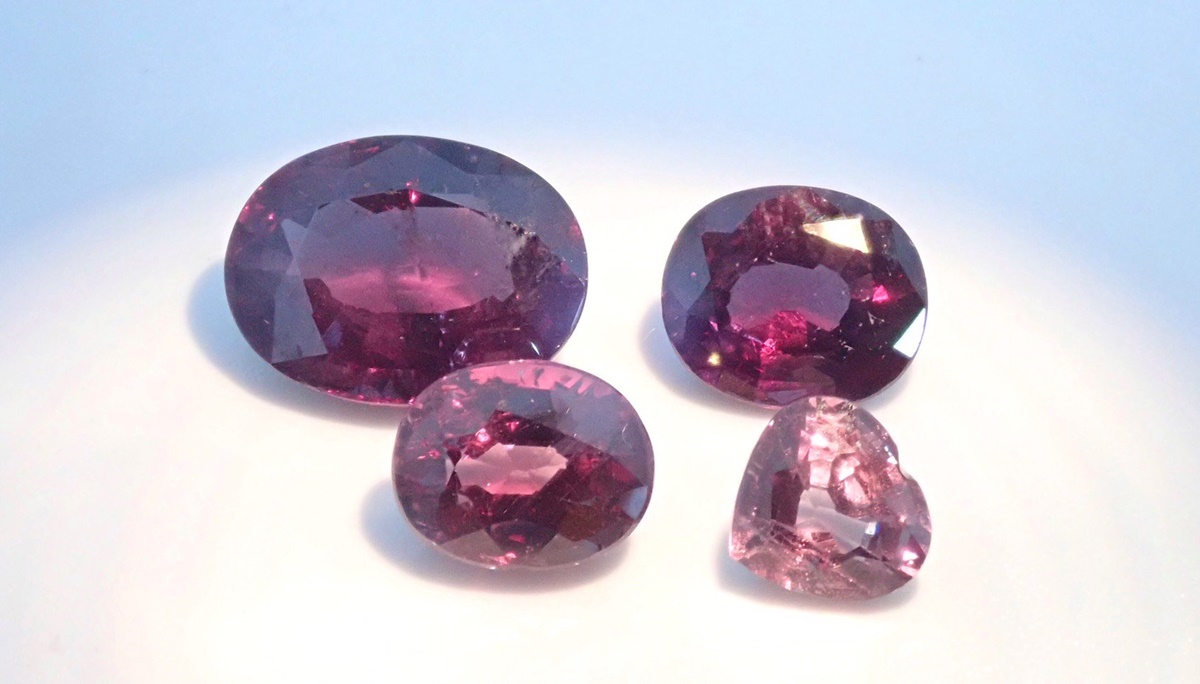 カラーチェンジガーネット　ルース