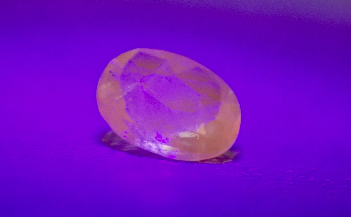 アフガナイト（ブラックライト照射時）