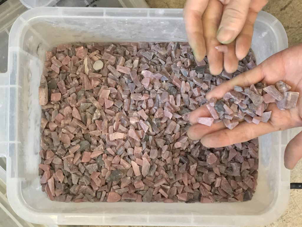 ピンクオパール　細かくカットした原石