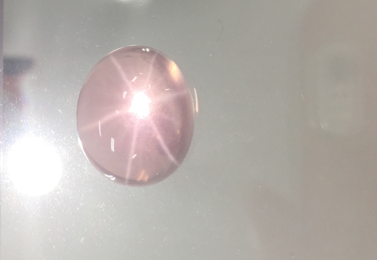 スターローズクォーツ　ルース　ライト下から