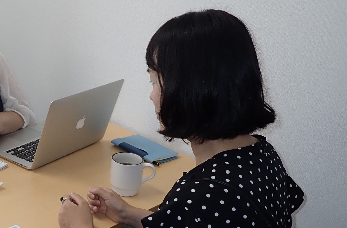 矢作ちはる　インタビュー風景