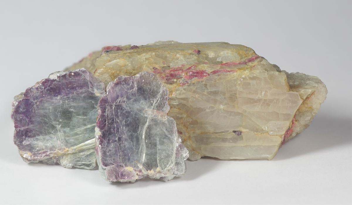 クンツァイト　ヒデナイト　原石