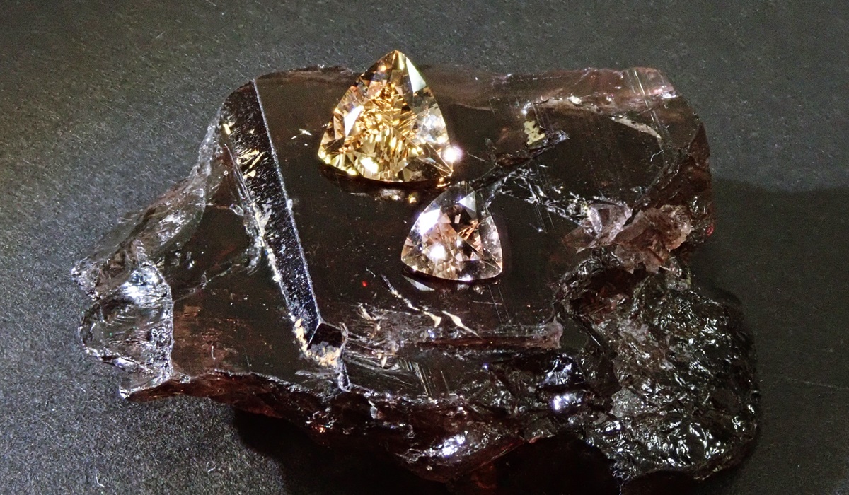 アキシナイト　原石　ルース