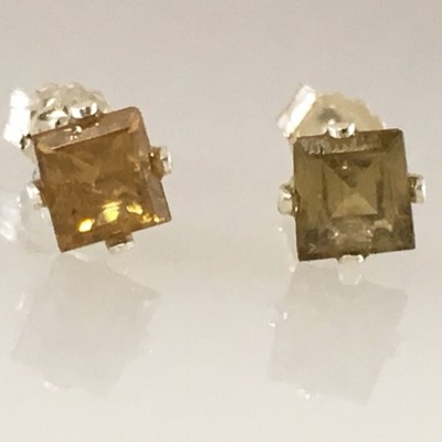 グリーンスピネル　ピアス