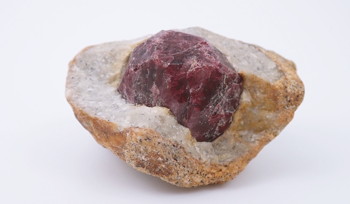 アルマンディンガーネット　原石