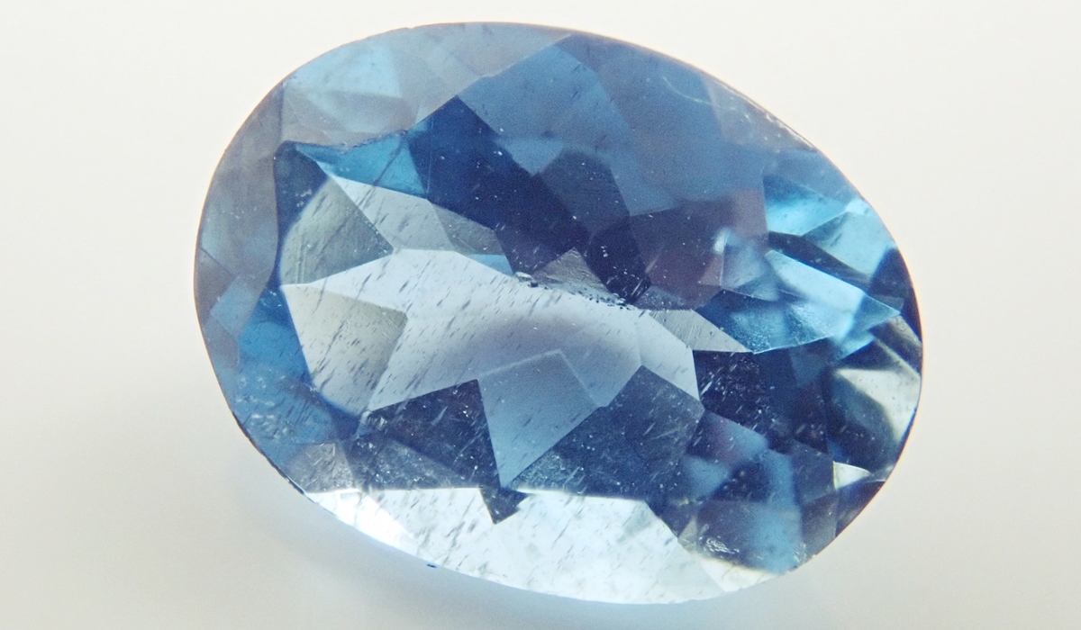 アクアマリン　レイン状インクルージョン