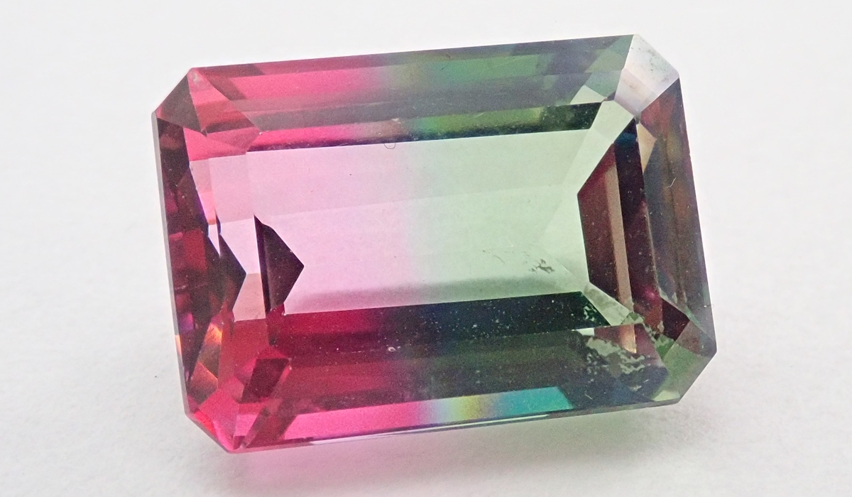 コーティング処理を施されたホワイトトパーズ　ルース