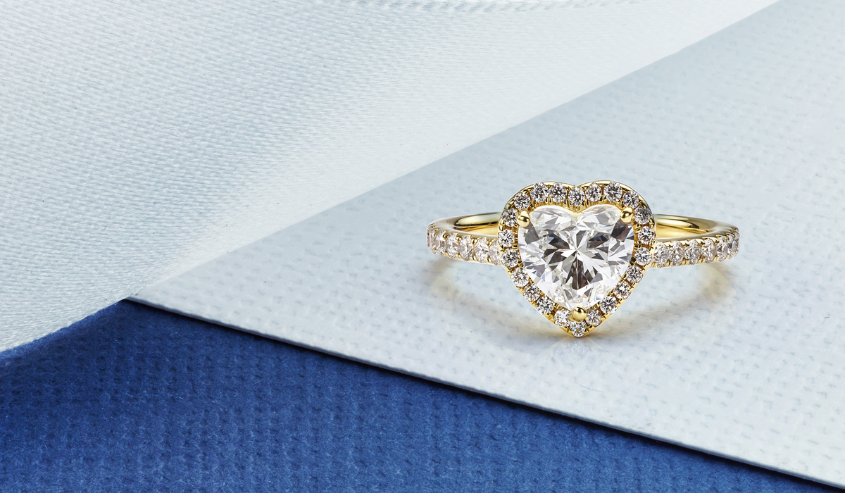 ハートシェイプカット　ダイヤモンド　リング