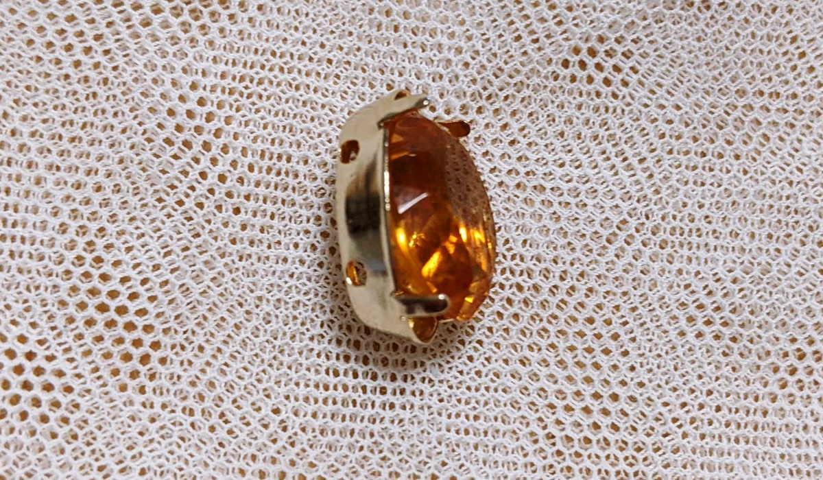 シトリンを石座にはめ込む