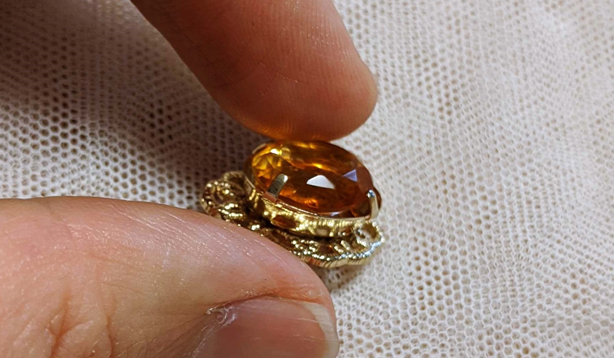 透かしパーツと石座を接着