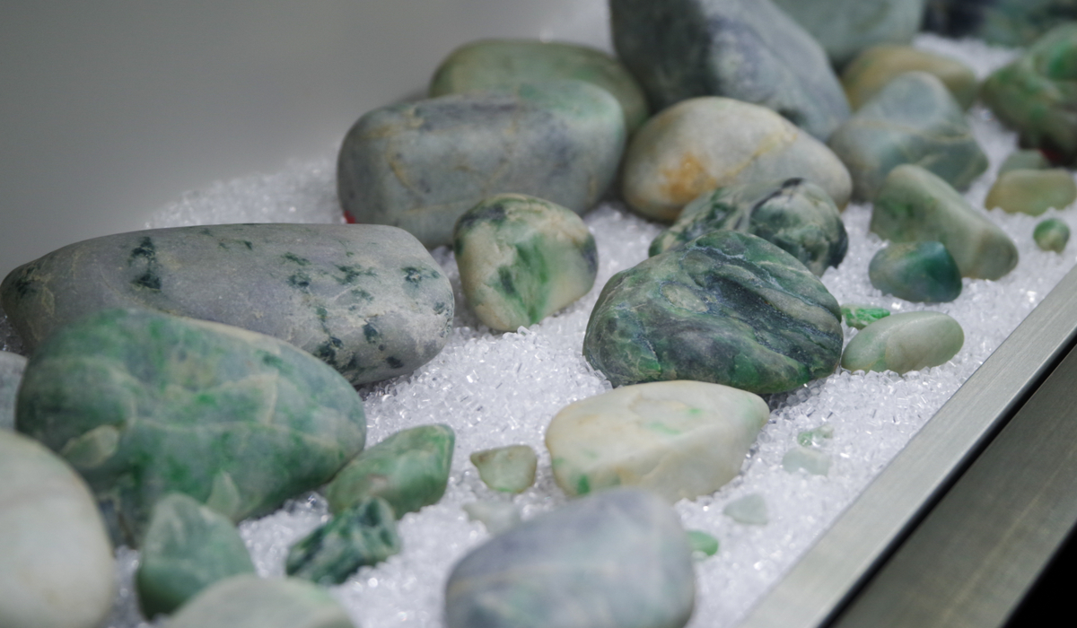 翡翠　ヒスイ　ジェダイト　原石