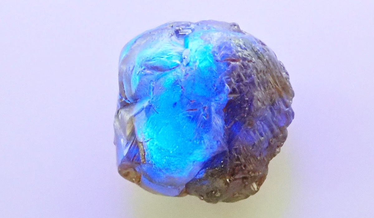 ダイヤモンド　原石　ラフダイヤモンド　蛍光