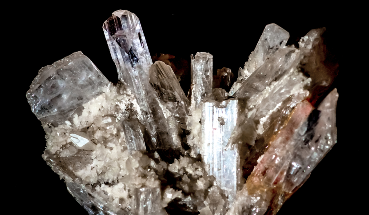 ダンビュライト　原石